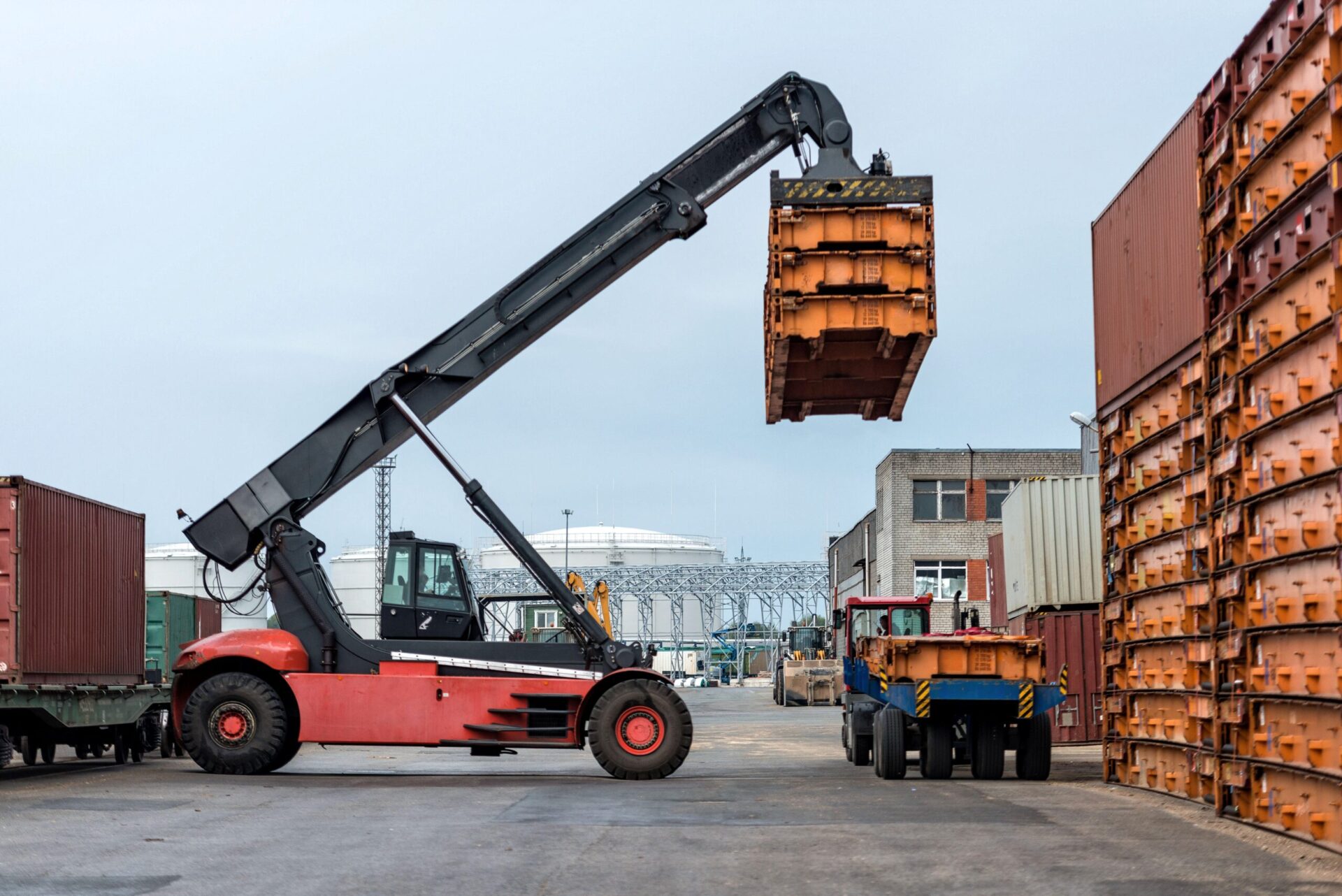 Truck med truckvåg som flyttar last